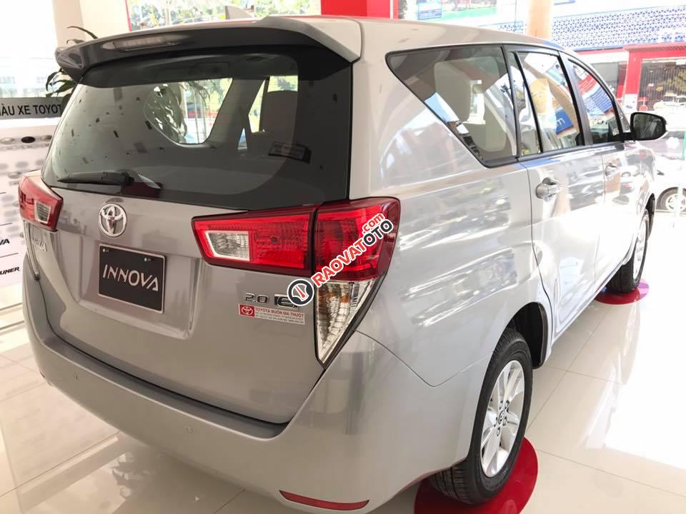 Bán ô tô Toyota Innova 2.0E MT năm 2018, màu bạc -6