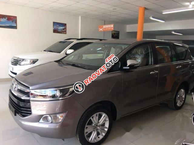 Cần bán lại xe Toyota Innova 2.0V đời 2017, giá 888tr-2