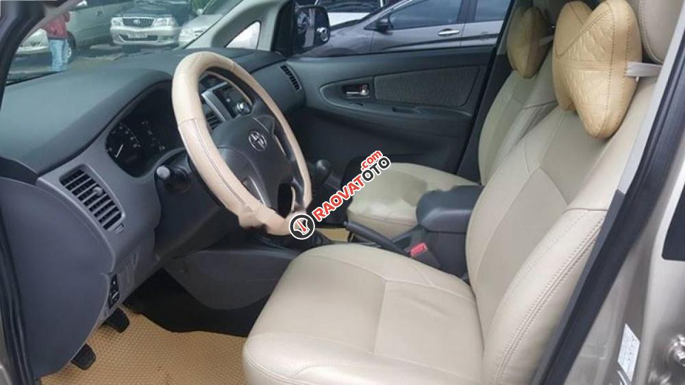 Cần bán gấp Toyota Innova E đời 2012, màu vàng-3