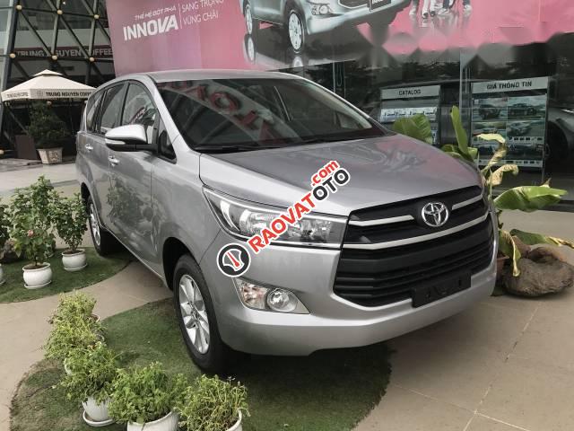 Bán Toyota Innova đời 2017, màu bạc-0