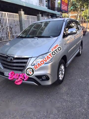 Bán Toyota Innova E  MT 2014, màu bạc xe gia đình, giá 558tr-4