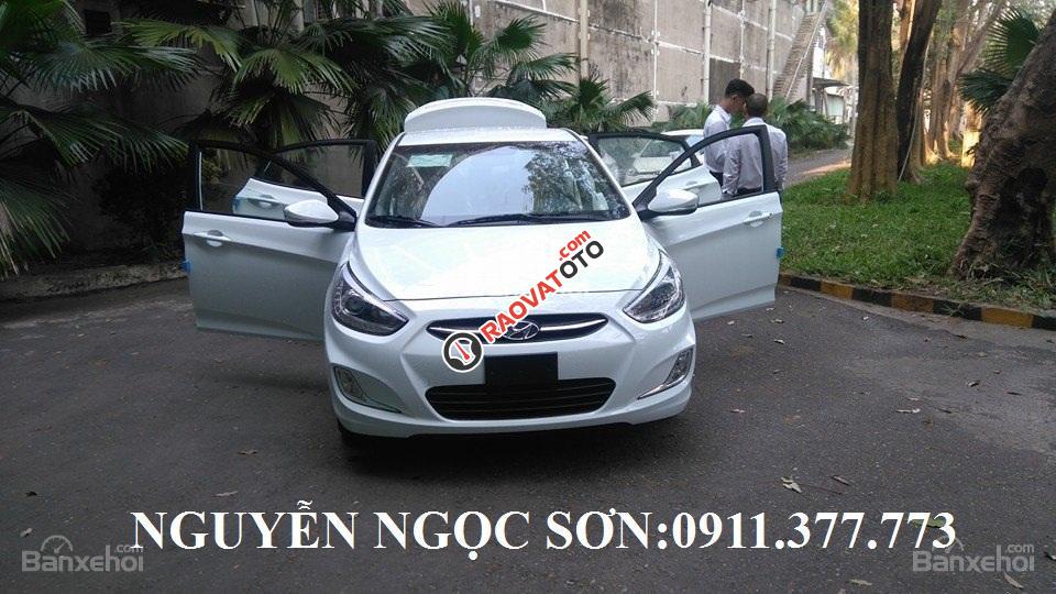 Cần bán xe Hyundai Accent mới, màu trắng, nhập khẩu, giá 532tr, giá rẻ nhất Đà Nẵng, liên hệ Ngọc Sơn: 0911.377.773-3