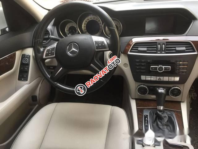 Cần bán Mercedes C250 đời 2011, màu trắng, xe nhập chính chủ-3