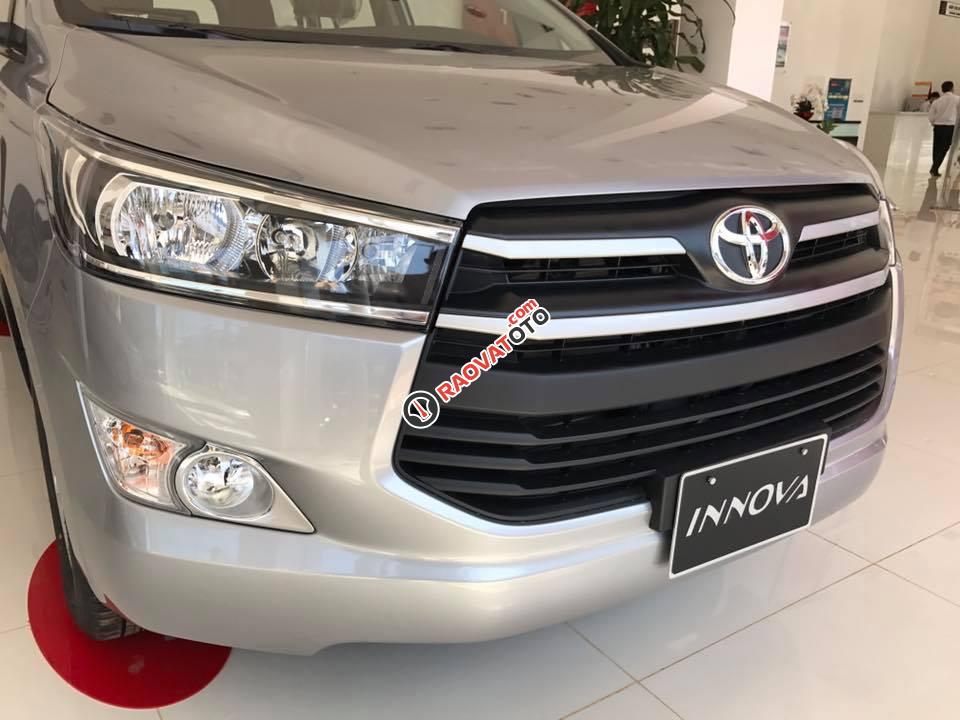 Bán ô tô Toyota Innova 2.0E MT năm 2018, màu bạc -3