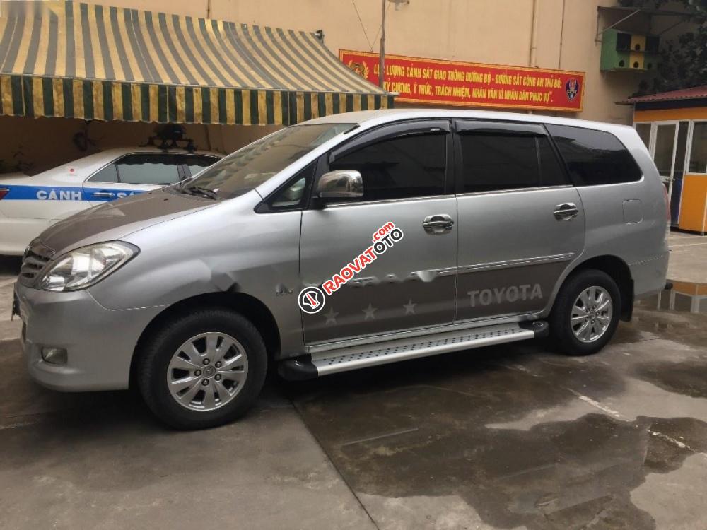 Cần bán gấp Toyota Innova đời 2009, màu bạc-6