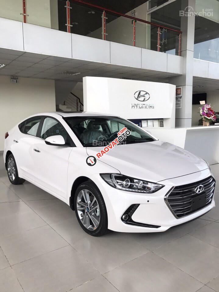 Bán Hyundai Elantra 2.0 AT đời 2017, màu trắng, giá tốt-9