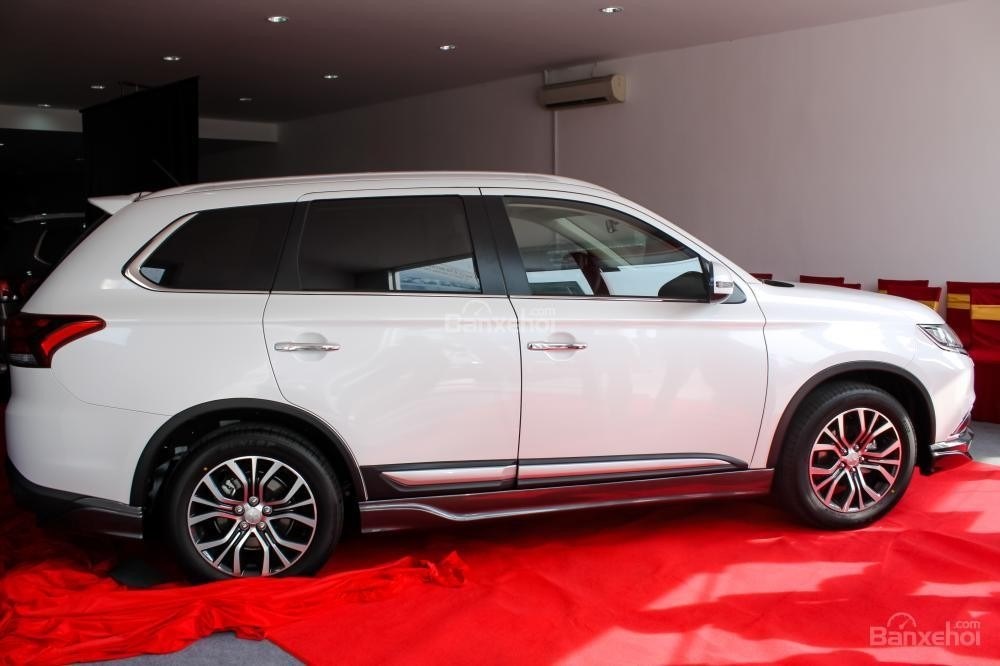 Bán xe Mitsubishi Outlander đời 2017, màu trắng, xe nhập, 973tr-9