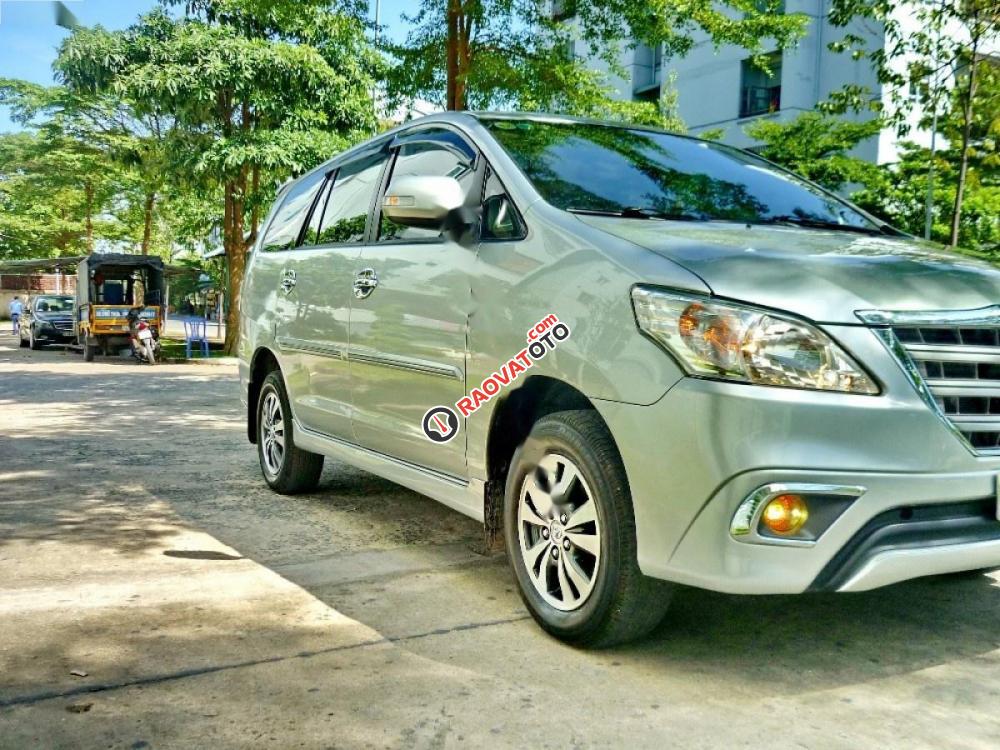 Bán Toyota Innova đời 2015, màu bạc như mới-1