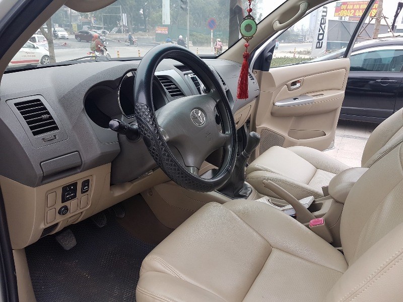 Xe Toyota Fortuner đời 2011, nhập khẩu nguyên chiếc, số sàn, giá chỉ 655 triệu-9