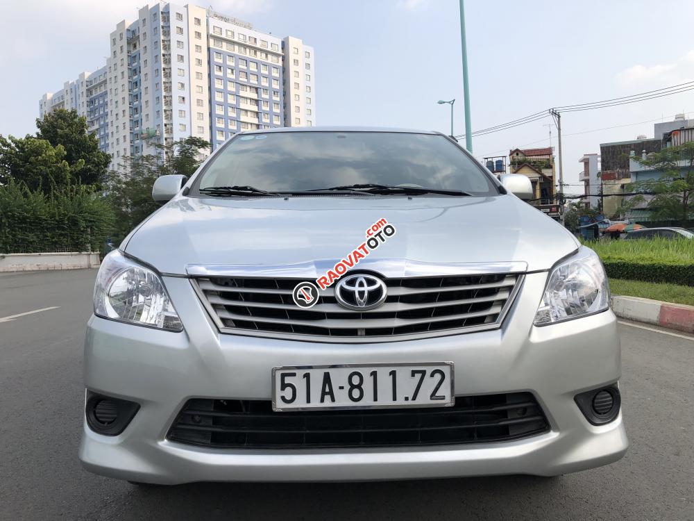 Bán Toyota Innova E đời 2014, màu bạc số sàn-1