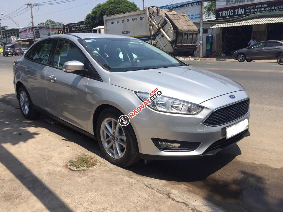 Bán Ford Focus Trend 1.5 AT Sedan đời 2017, màu bạc giao ngay-0