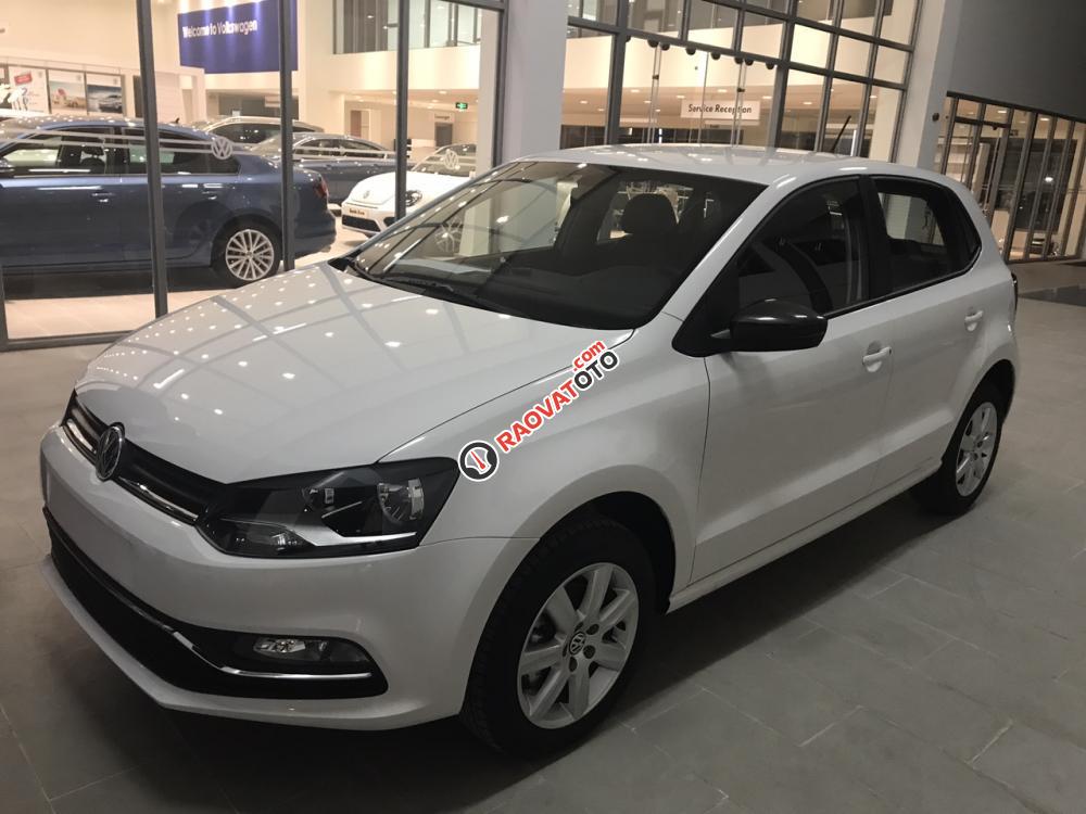 Bán xe Volkswagen Polo Hatchback 2017, màu trắng, nhập khẩu, quà tặng hấp dẫn. Lh: 097.8877.754-3