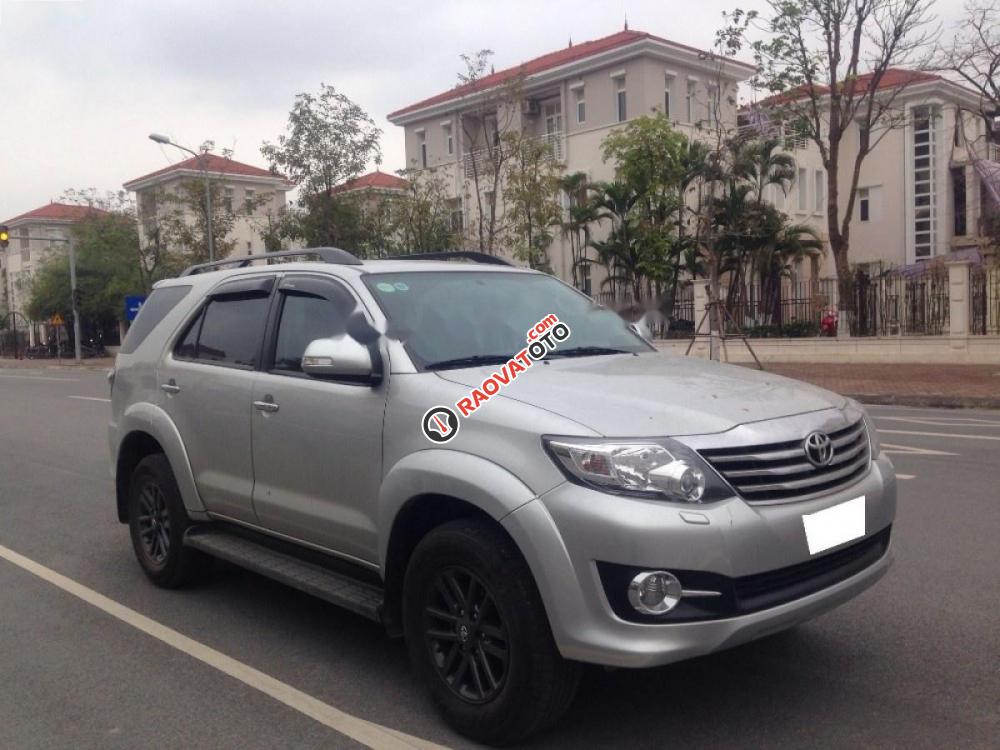 Bán Toyota Fortuner 2.7V 4x4AT sản xuất 2015, màu bạc số tự động, giá tốt-1