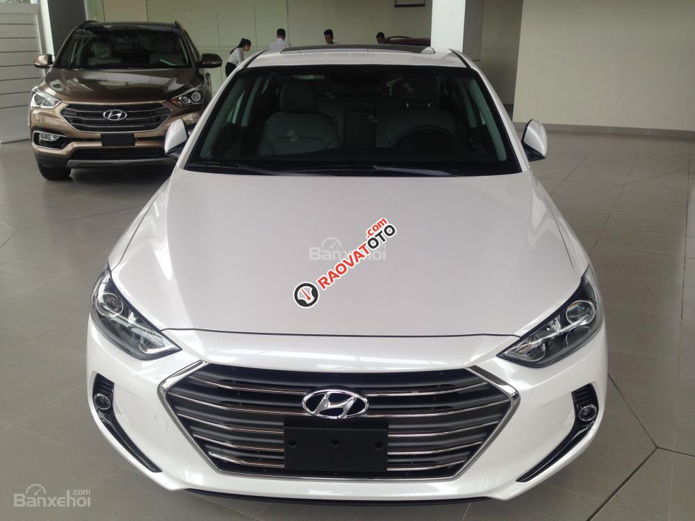 Bán Hyundai Elantra 2.0 AT đời 2017, màu trắng, giá tốt-8