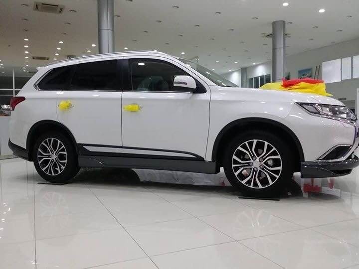 Bán xe Mitsubishi Outlander đời 2017, màu trắng, xe nhập, 973tr-3