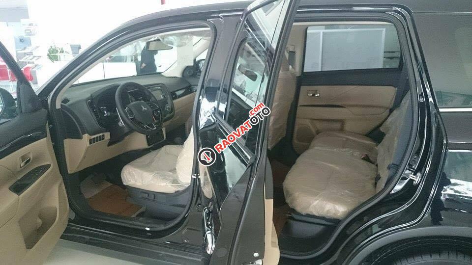 Cần bán Mitsubishi Outlander đời 2018, màu đen, giá tốt, cho vay 80%- liên hệ Phú: 0905.91.01.99-2