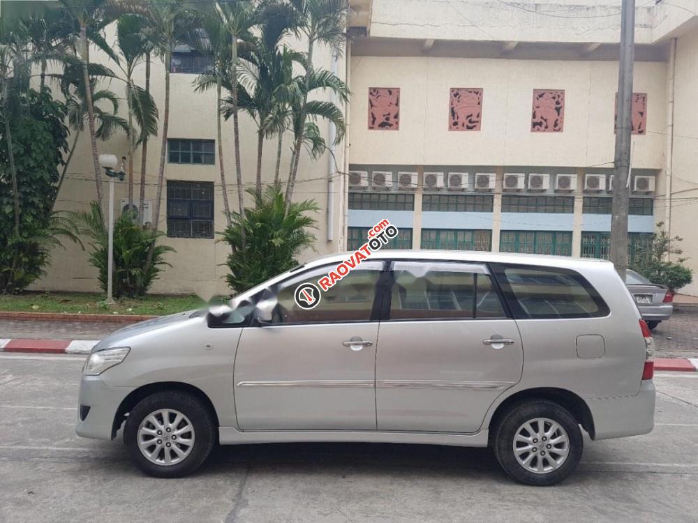 Cần bán lại xe Toyota Innova 2.0 E đời 2013, màu bạc, 555 triệu-2