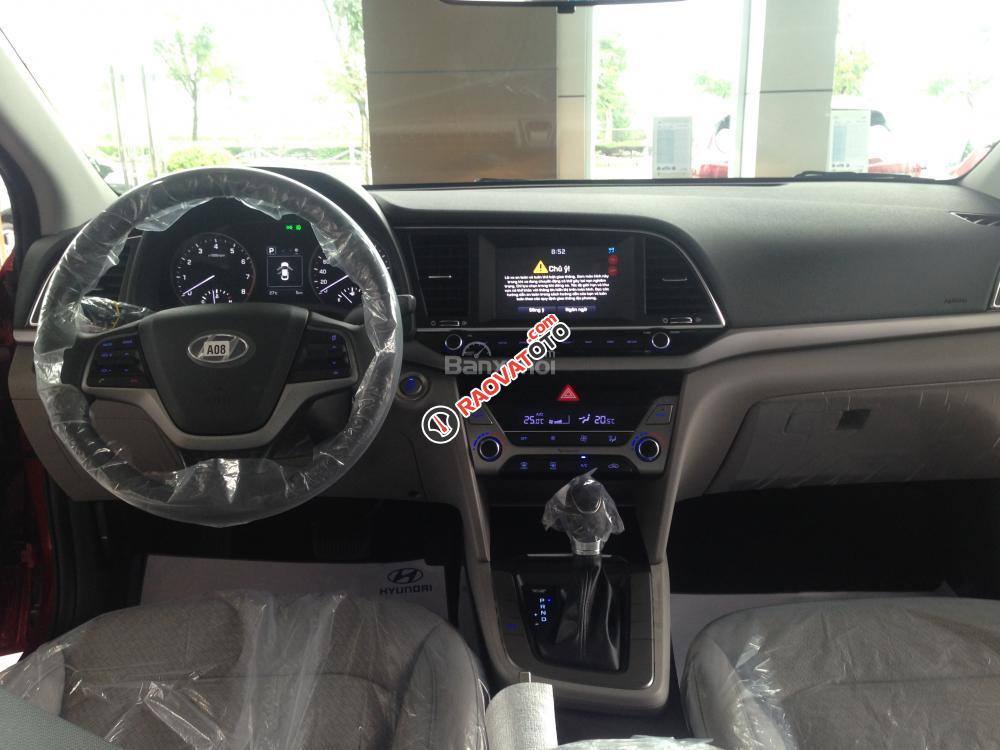 Bán Hyundai Elantra 2.0 AT đời 2017, màu trắng, giá tốt-3