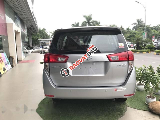 Bán Toyota Innova đời 2017, màu bạc-4