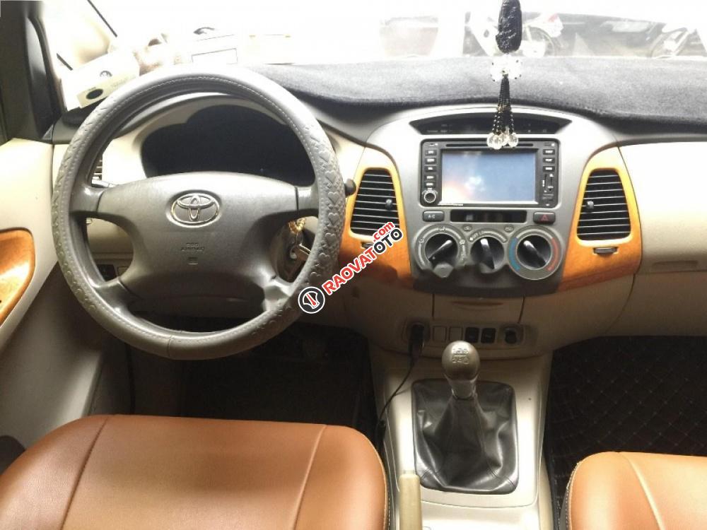 Cần bán gấp Toyota Innova đời 2009, màu bạc-0