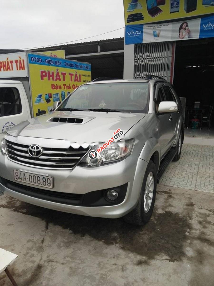 Bán Toyota Fortuner 2.5G đời 2013, màu bạc số sàn, giá tốt-0