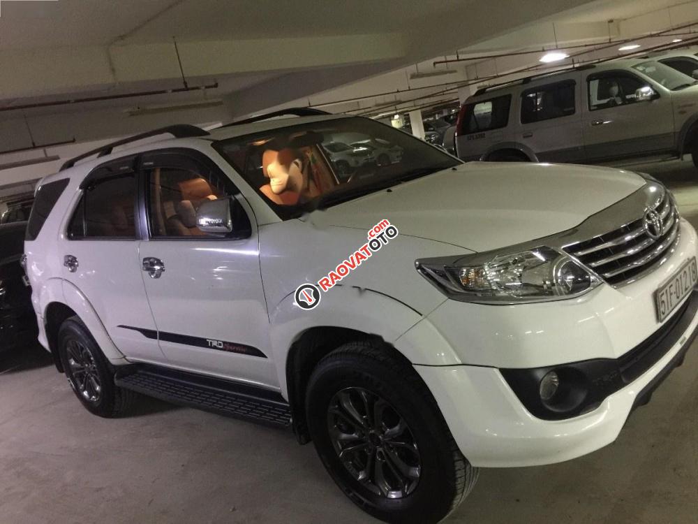 Cần bán lại xe Toyota Fortuner TRD Sportivo 4x2 AT đời 2015, màu trắng xe gia đình-4