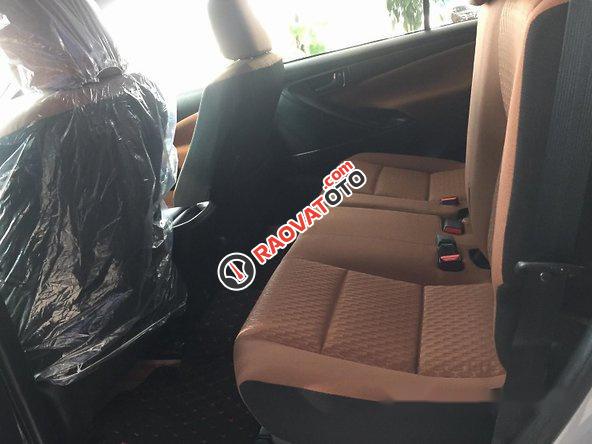 Bán Toyota Innova 2017, màu bạc, giá bán 703tr-3