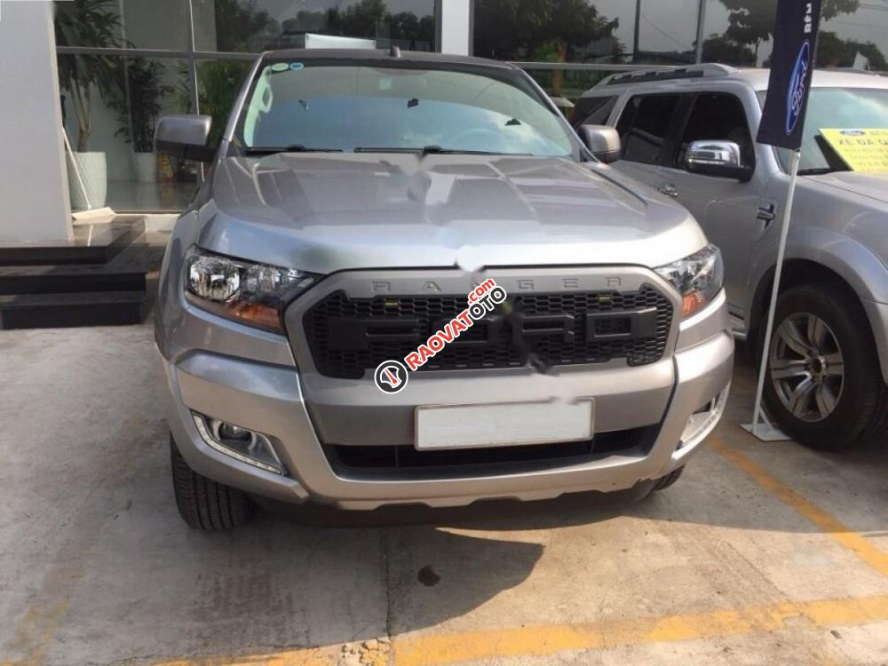 Cần bán gấp Ford Ranger XLS 2.2L 4x2 AT đời 2015, màu bạc, nhập khẩu  -0