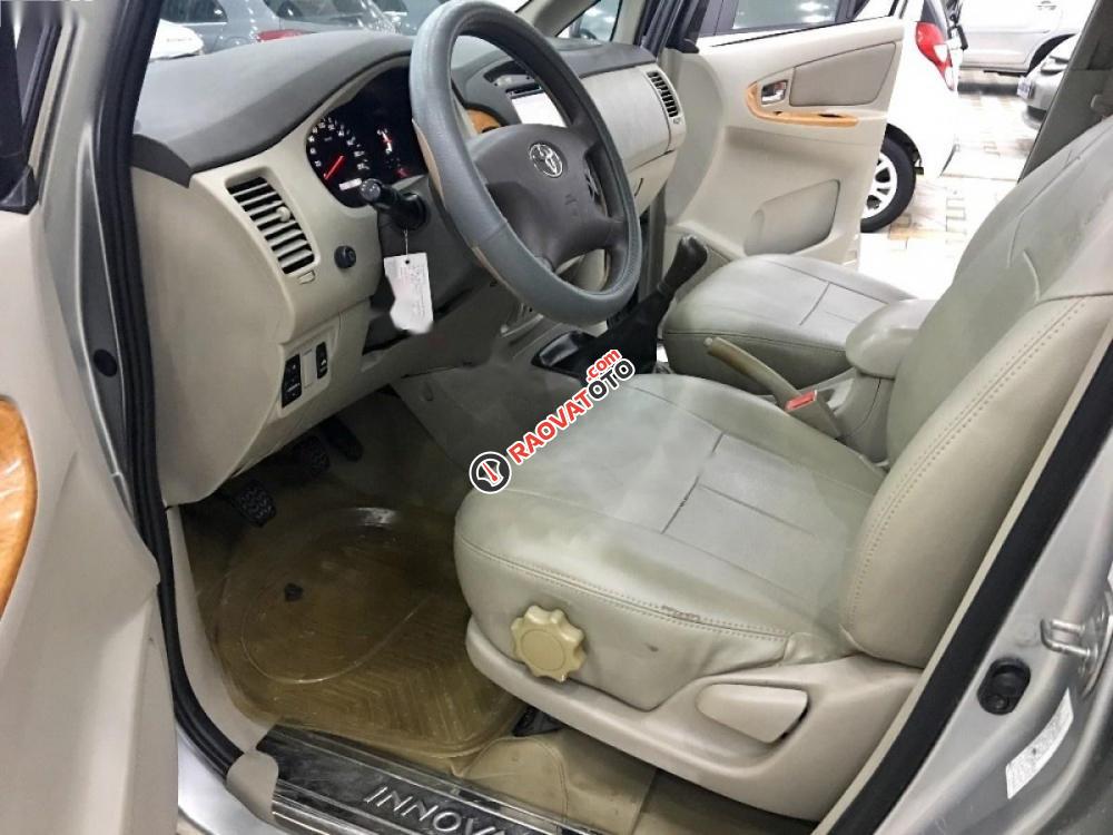 Cần bán lại xe Toyota Innova năm 2011, màu bạc, giá chỉ 510 triệu-4