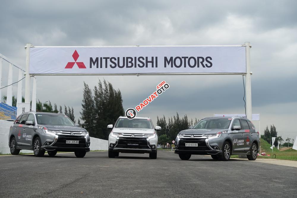 Bán xe Mitsubishi Outlander sản xuất 2017, màu đỏ, giá chỉ 942 triệu-0