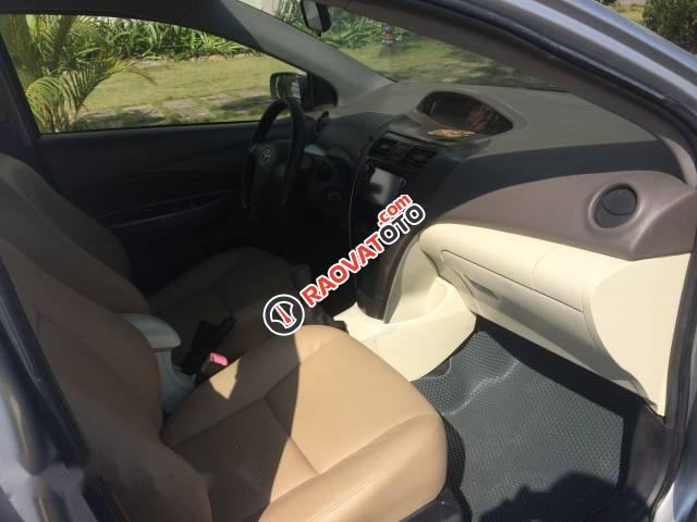 Bán Toyota Vios đời 2010, màu bạc chính chủ  -1