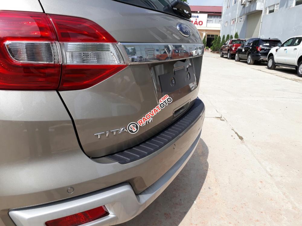 Bán Ford Everest Titanium đời 2017, màu vàng, nhập khẩu nguyên chiếc-2