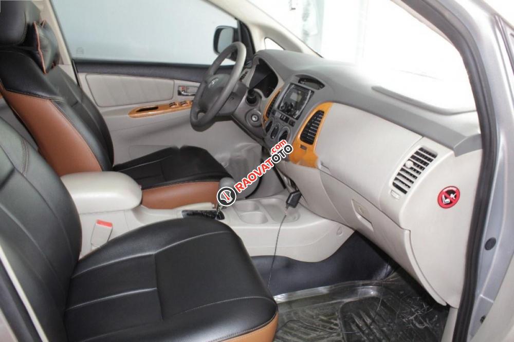 Cần bán xe Toyota Innova 2.0 V đời 2009, màu bạc-4