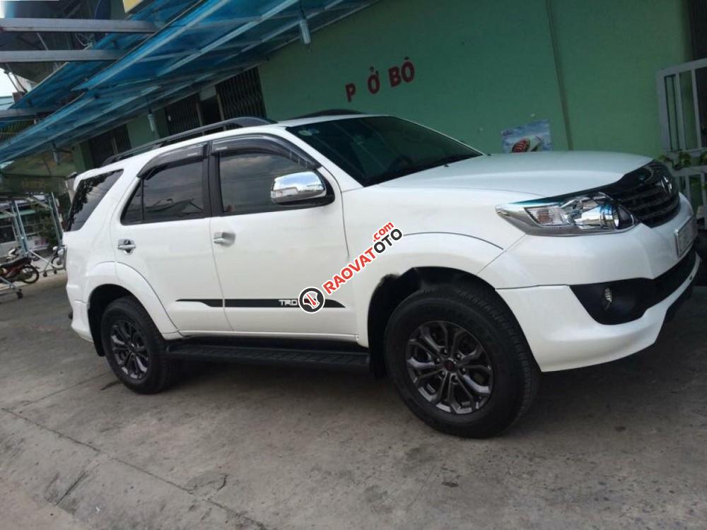 Cần bán lại xe Toyota Fortuner TRD Sportivo 4x2 AT đời 2015, màu trắng xe gia đình-2