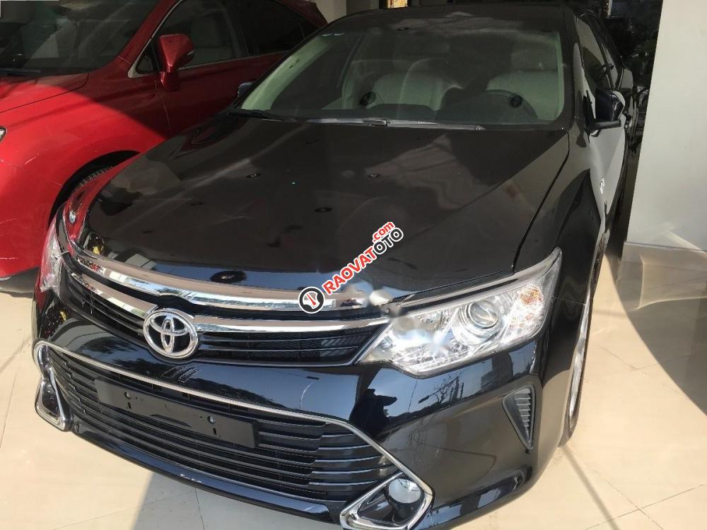 Cần bán Toyota Camry 2.0E đời 2017, màu đen, giá 995tr-7