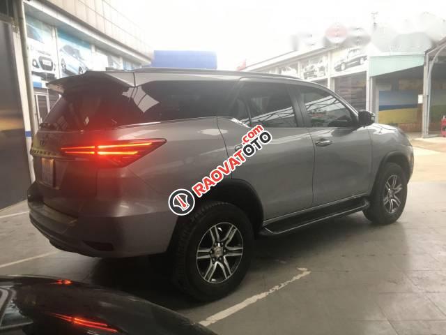 Bán xe Toyota Fortuner đời 2017, màu bạc số sàn-1