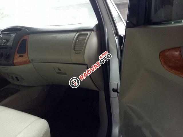 Bán Toyota Innova đời 2010, màu bạc-2