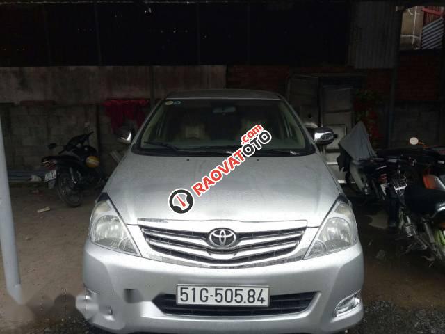 Bán Toyota Innova đời 2010, màu bạc-1