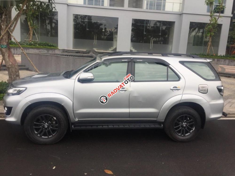 Cần bán Toyota Fortuner 2.5G đời 2015, màu bạc số sàn-0