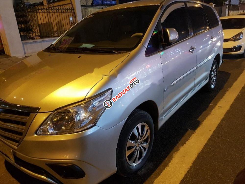 Cần bán lại xe Toyota Innova 2.0E đời 2015, màu bạc số sàn-3