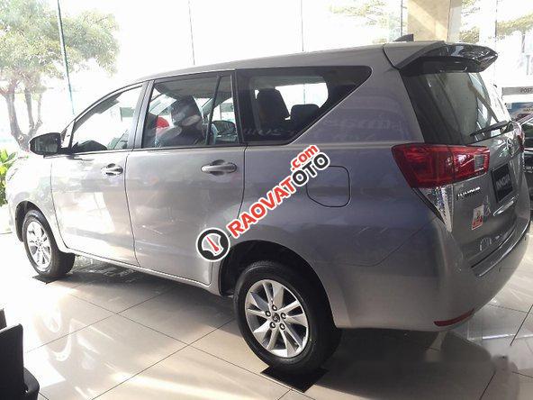 Bán Toyota Innova 2017, màu bạc, giá bán 703tr-0