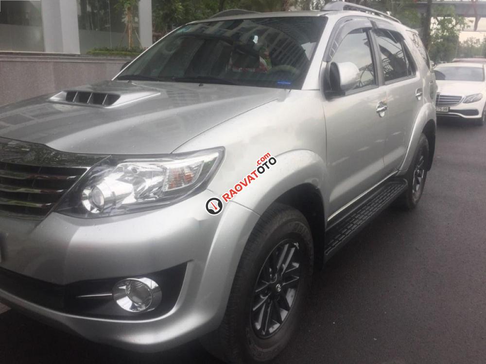 Cần bán Toyota Fortuner 2.5G đời 2015, màu bạc số sàn-1