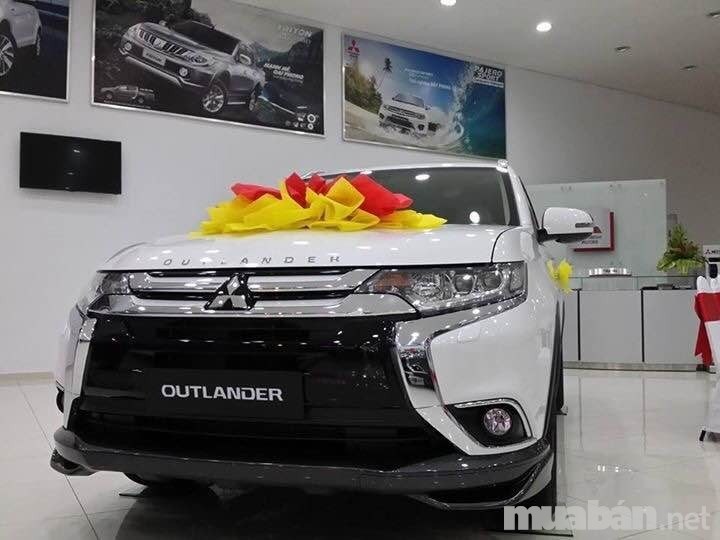 Bán Mitsubishi Outlander đời 2017, màu trắng, nhập khẩu nguyên chiếc, giá tốt-0