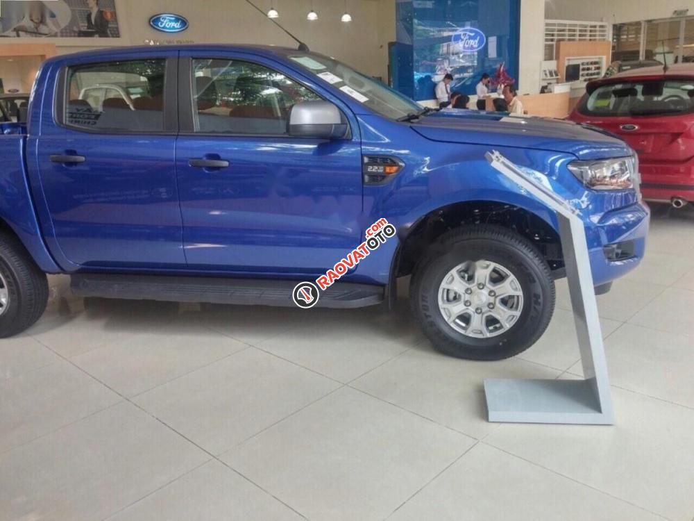 Bán ô tô Ford Ranger XLS 2.2L 4x2 AT đời 2017, màu xanh lam, nhập khẩu, giá chỉ 650 triệu-4