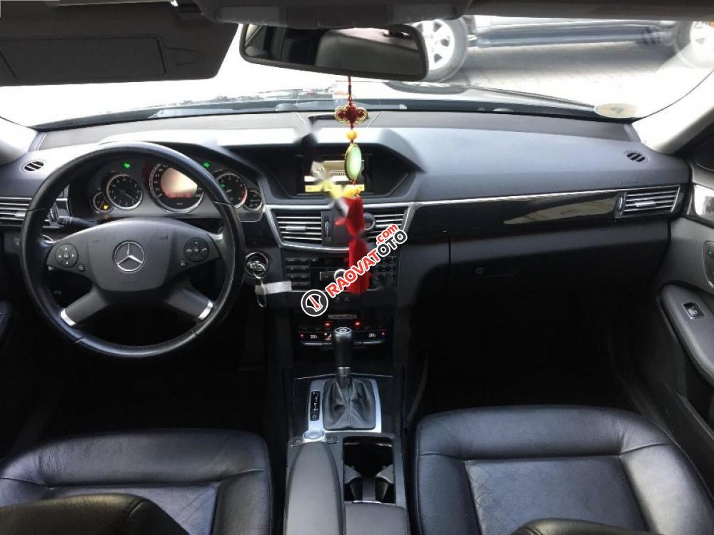 Bán xe Mercedes E250 2010, màu đen-4