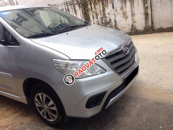 Cần bán lại xe Toyota Innova E đời 2015, màu bạc-5