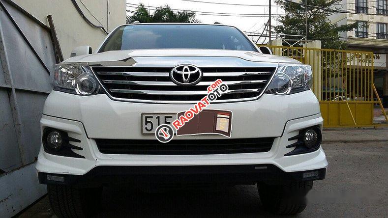 Bán xe Toyota Fortuner V 4x2 TRD đời 2016, màu trắng, giá tốt-0