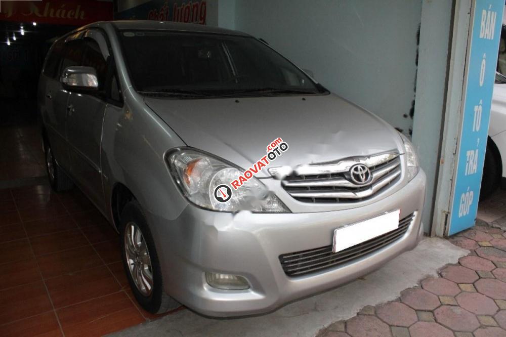 Cần bán xe Toyota Innova 2.0 V đời 2009, màu bạc-0