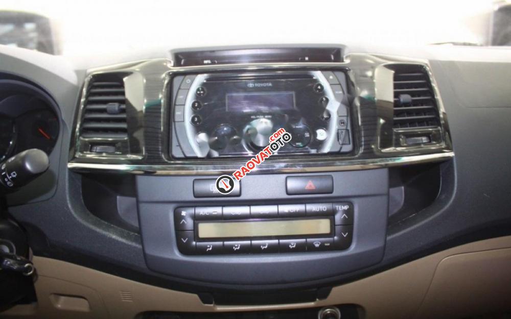 Bán Toyota Fortuner V 4x2 đời 2015, màu xám, số tự động, 820tr-0