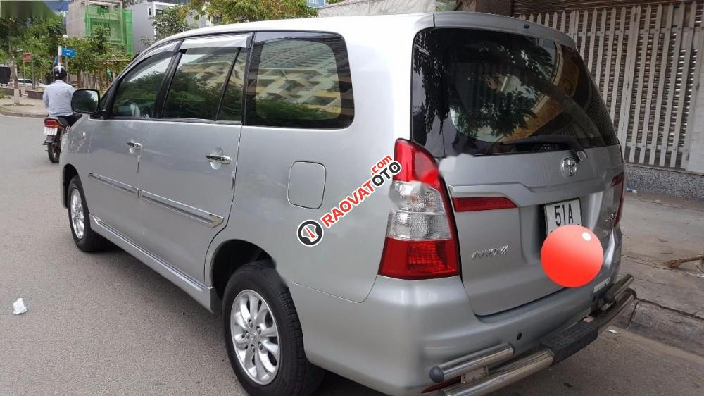 Bán xe Toyota Innova E đời 2014, màu bạc xe gia đình, 599tr-2